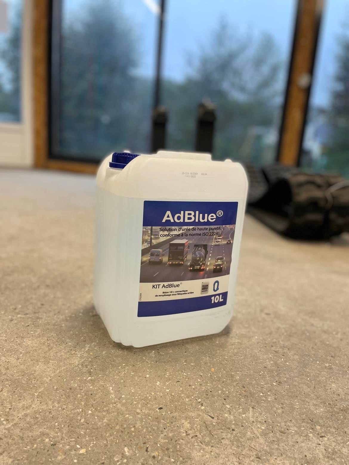 AdBlue avec bec verseur 10 litres - Multi'services du Cailly - Location et  vente de matériel professionnel à Montville